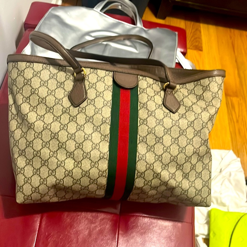 Gucci bag nothing tore in and out for sell had it over a year